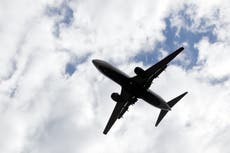 Elogian en Reddit a pasajero que se negó a ceder su asiento a una familia en un avión