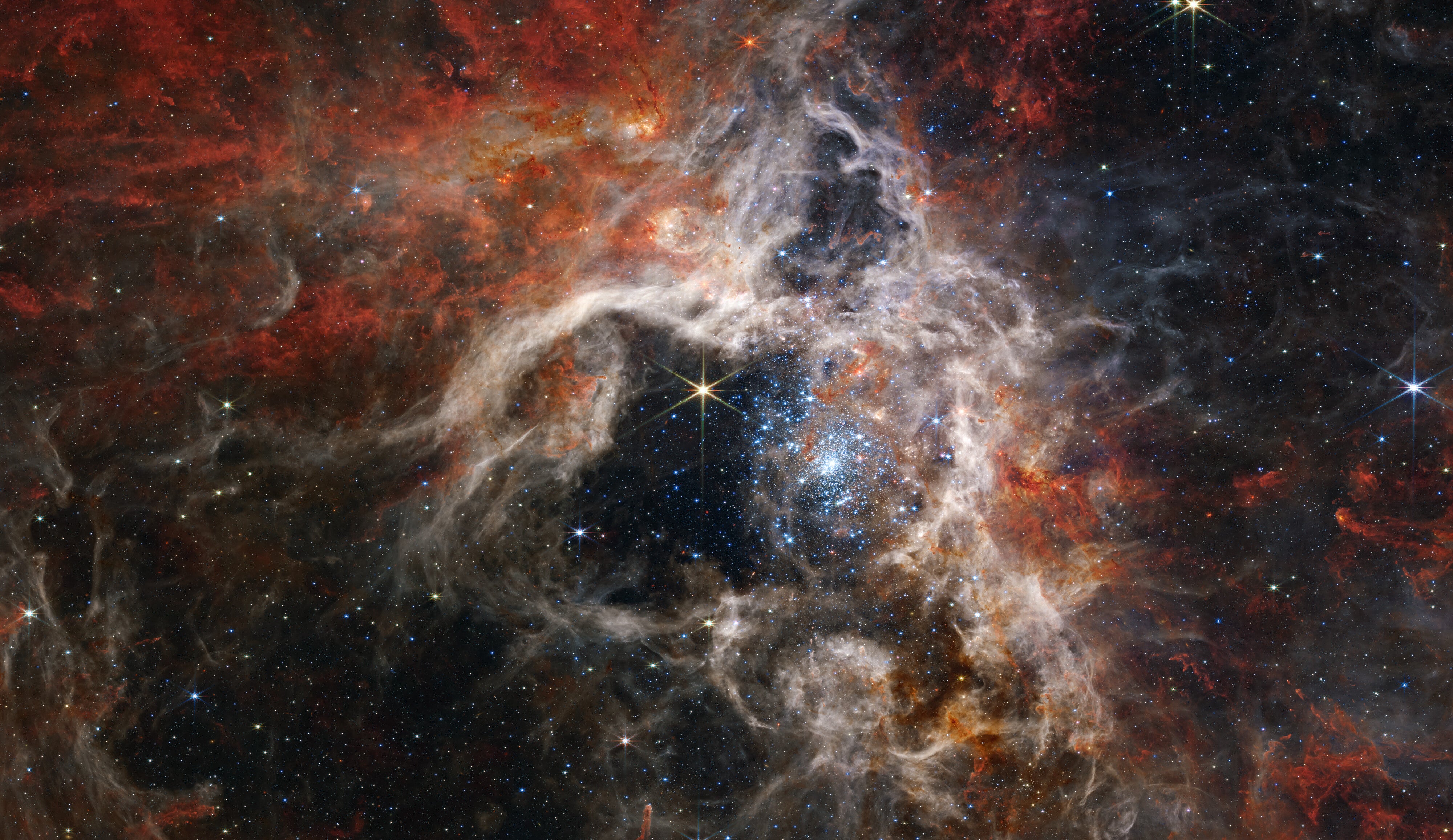 La Nebulosa de la Tarántula vista por la cámara del infrarrojo cercano del telescopio espacial James Webb (Nircam)