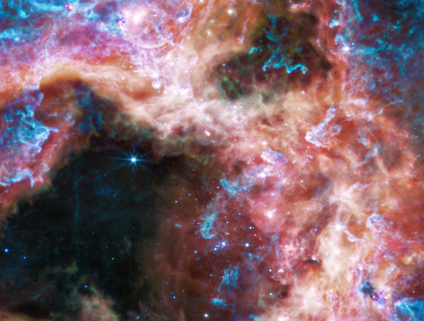 El corazón de la Nebulosa de la Tarántula visto en luz infrarroja media por el telescopio espacial James Webb