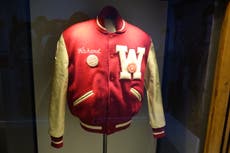 Las ‘varsity jackets’ regresan; la moda de las escuelas americanas se vuelve tendencia