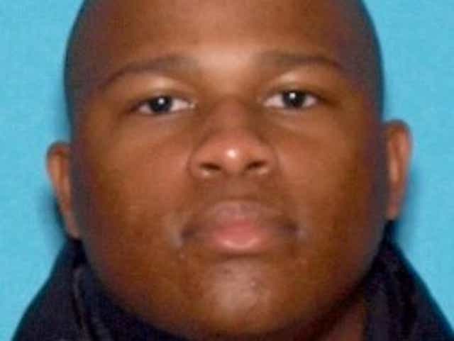 Devin Williams Jr, de 24 años, está prófugo y debe ser considerado armado y peligroso, dice la policía