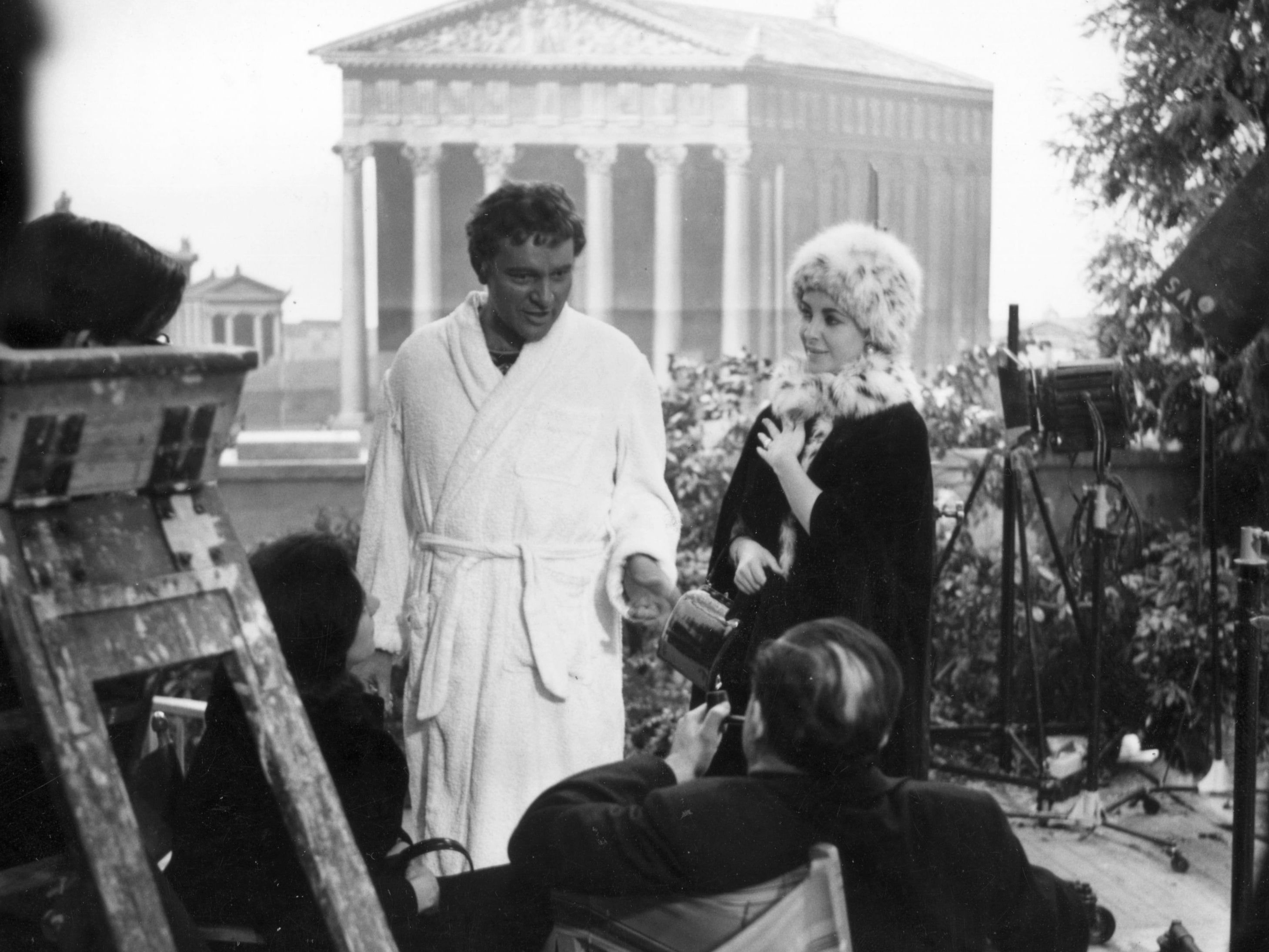 Richard Burton y Elizabeth Taylor emocionaron a los medios de comunicación de todo el mundo con su romance durante el rodaje de Cleopatra en 1963