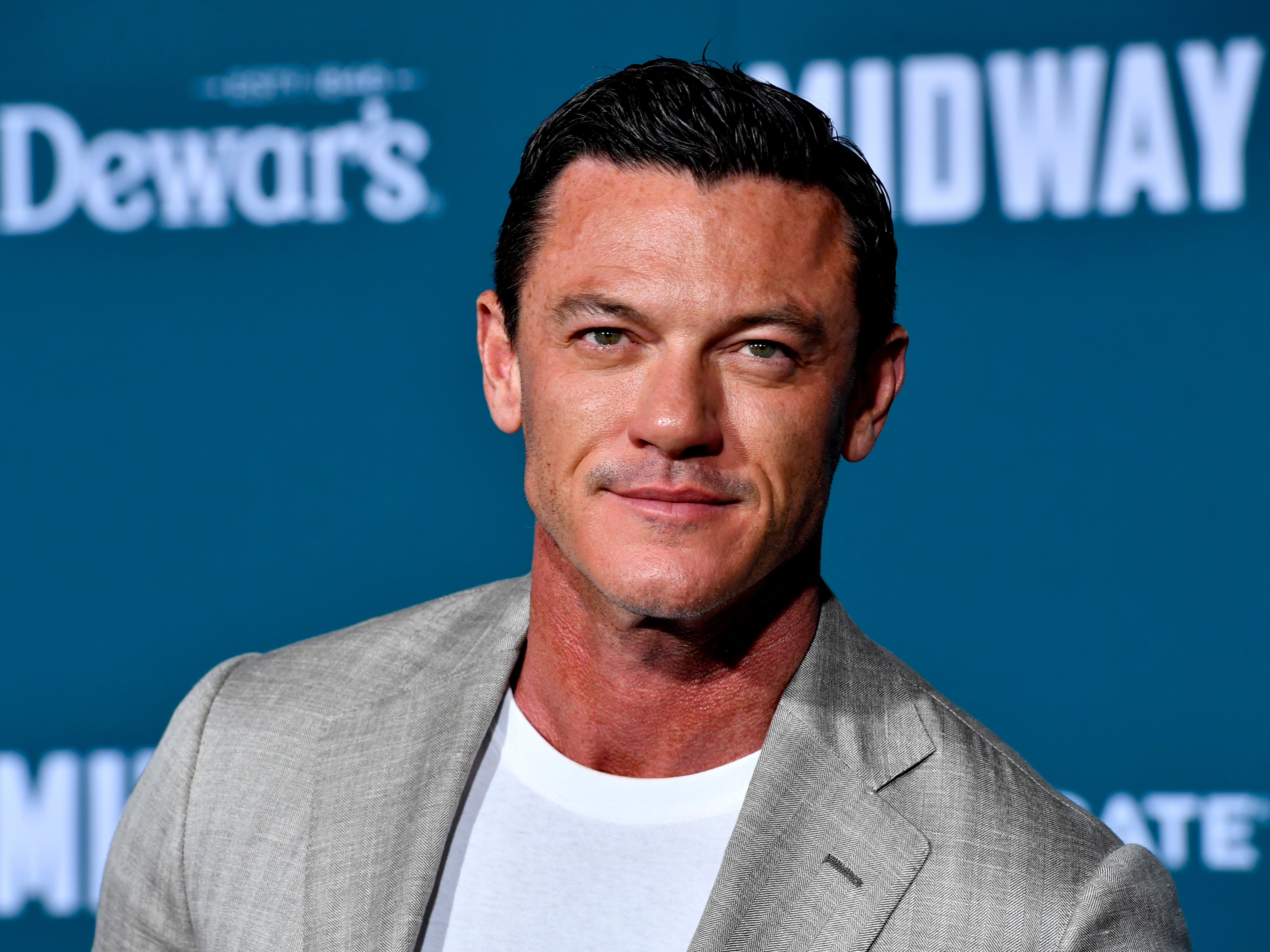 Luke Evans afirma que los fans de Bond no tienen interés en su sexualidad