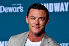 Luke Evans afirma que los fans de Bond no tienen interés en su sexualidad