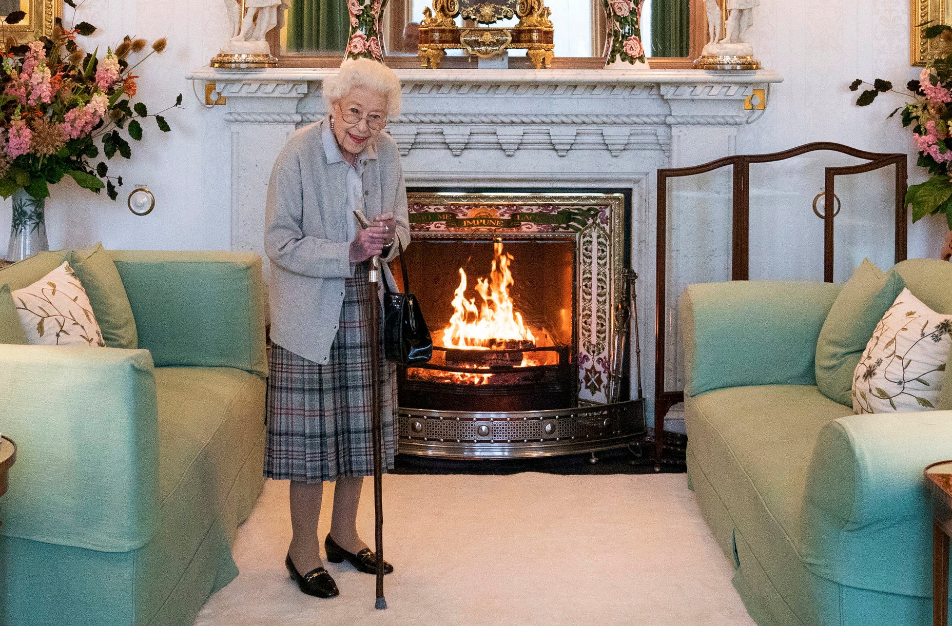 La reina Isabel II espera en la sala de estar antes de recibir a Liz Truss para una audiencia en Balmoral, Escocia, el martes