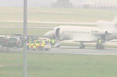 Reina Isabel: Avión aterriza con miembros de la realeza, incluidos William y Andrew, para visitar a la reina