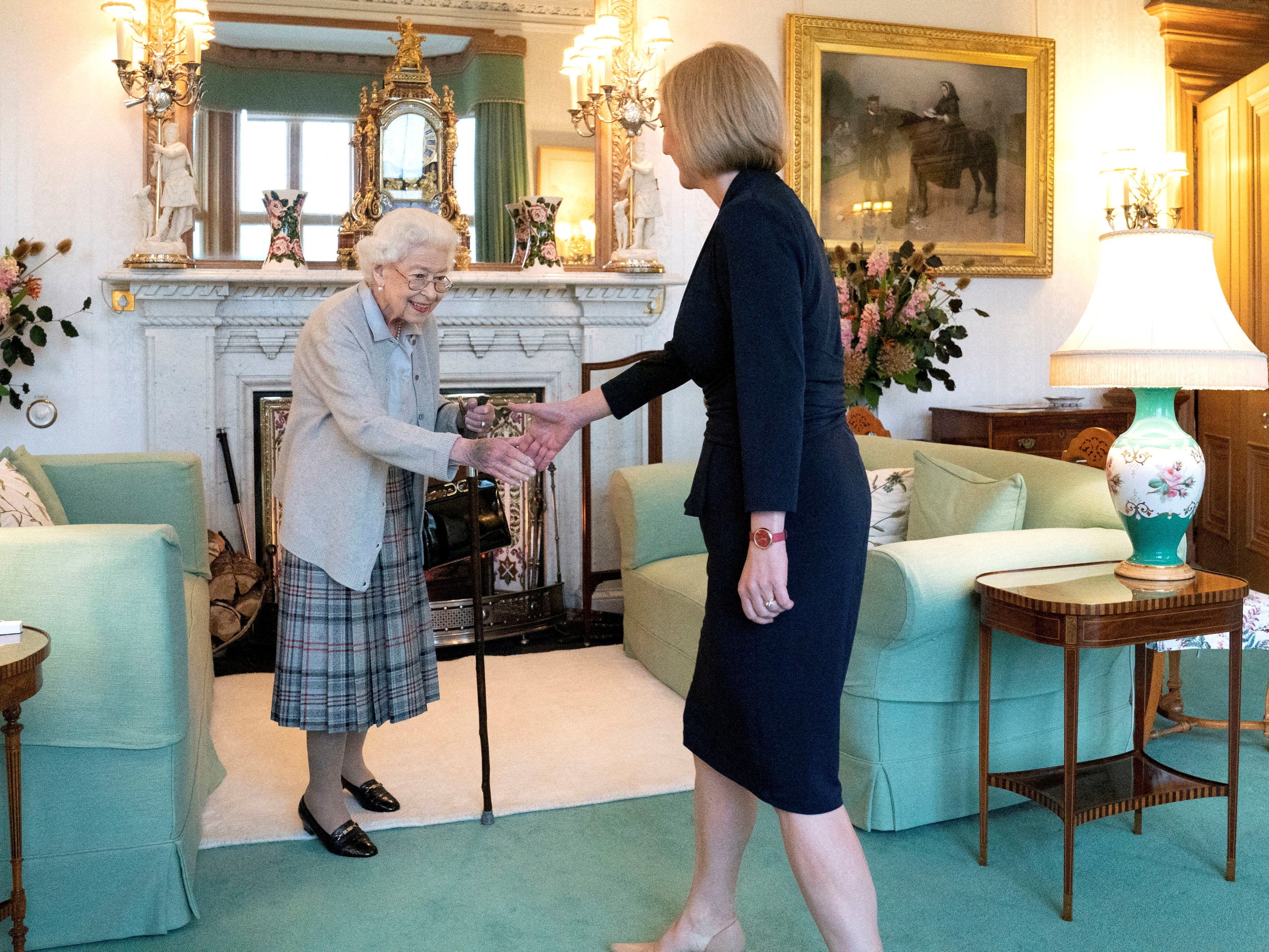 La reina Isabel II nombró a Liz Truss primera ministra en el castillo de Balmoral el martes