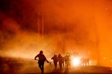 Grandes incendios en California obligan a pobladores a huir