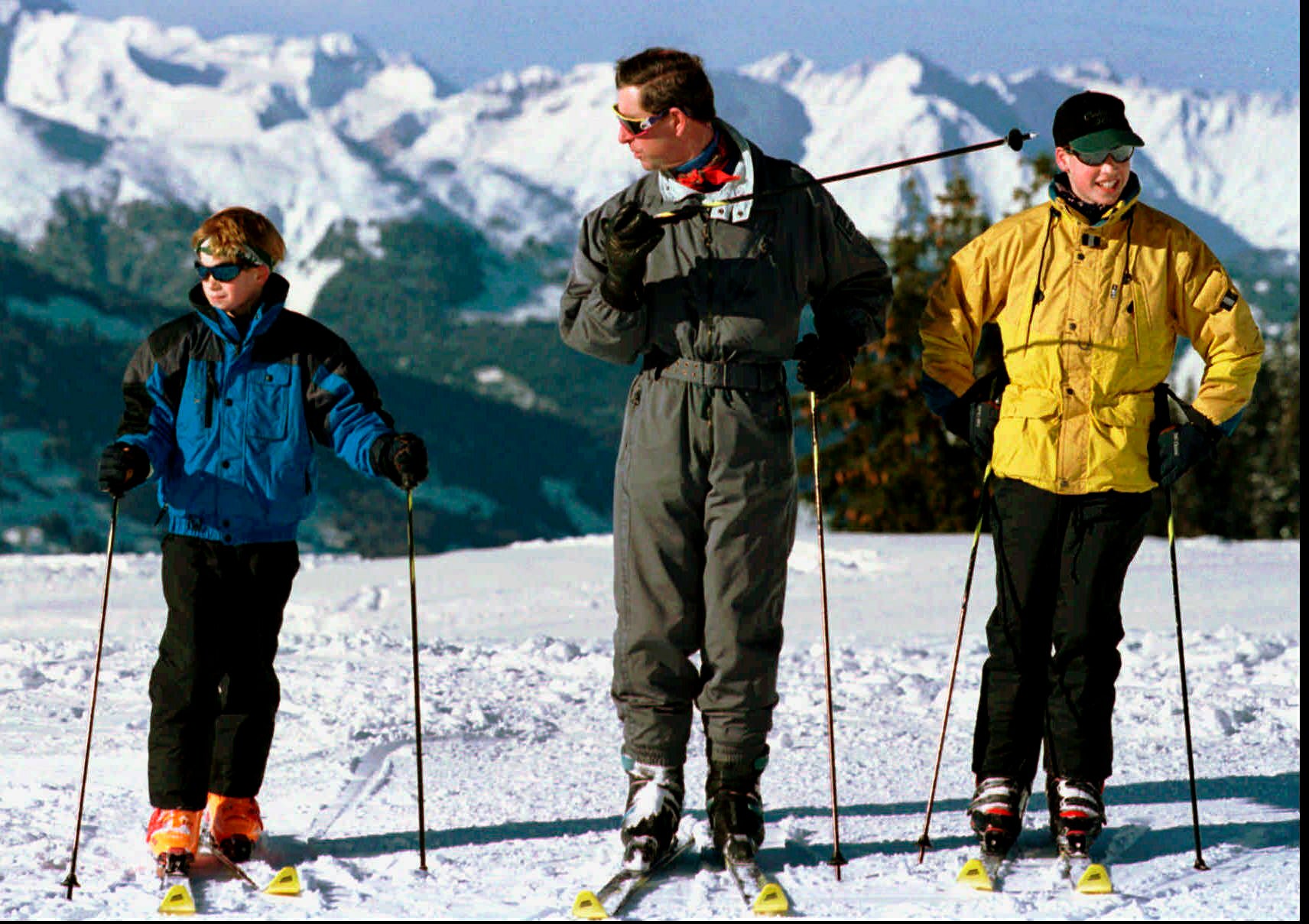 El rey Carlos fotografiado esquiando con sus hijos, los príncipes William y Harry.