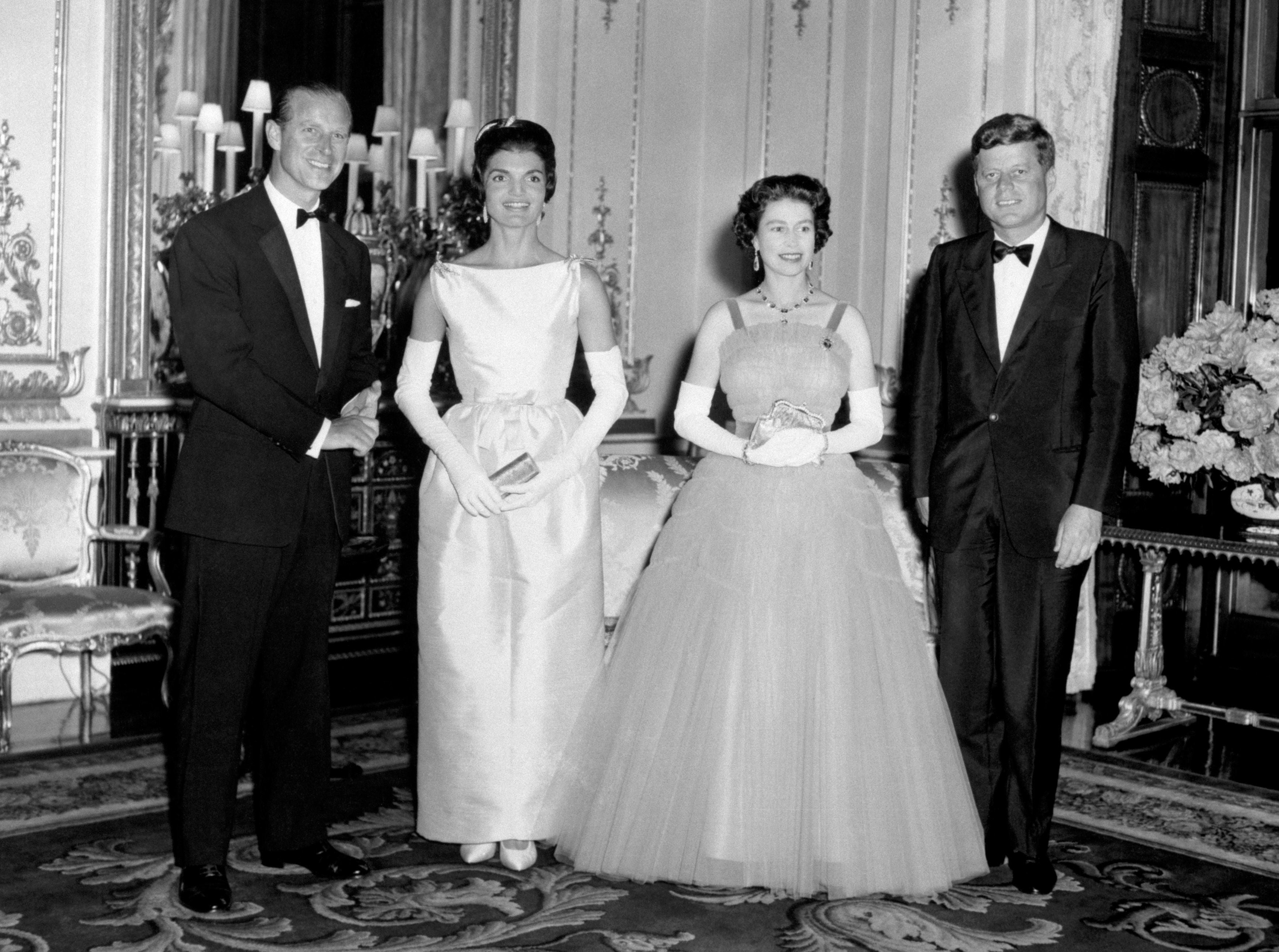 El presidente John Kennedy (der.) y su esposa Jaqueline (segunda a la izq.), junto a la reina Isabel II (segunda a la der.) y el duque de Edimburgo (izq.) en el palacio de Buckingham