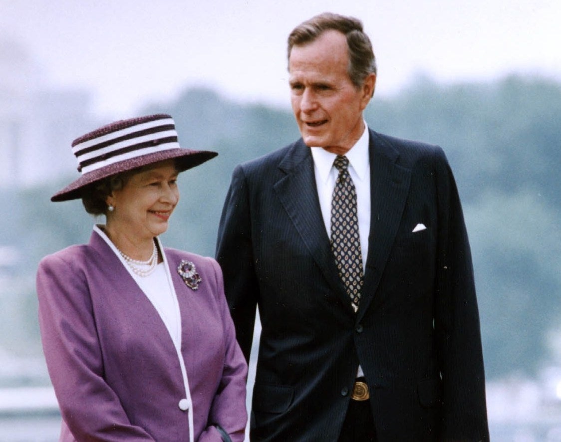 El presidente George Bush habla con la reina Isabel II durante la ceremonia de bienvenida del 14 de mayo de 1991 en la Casa Blanca