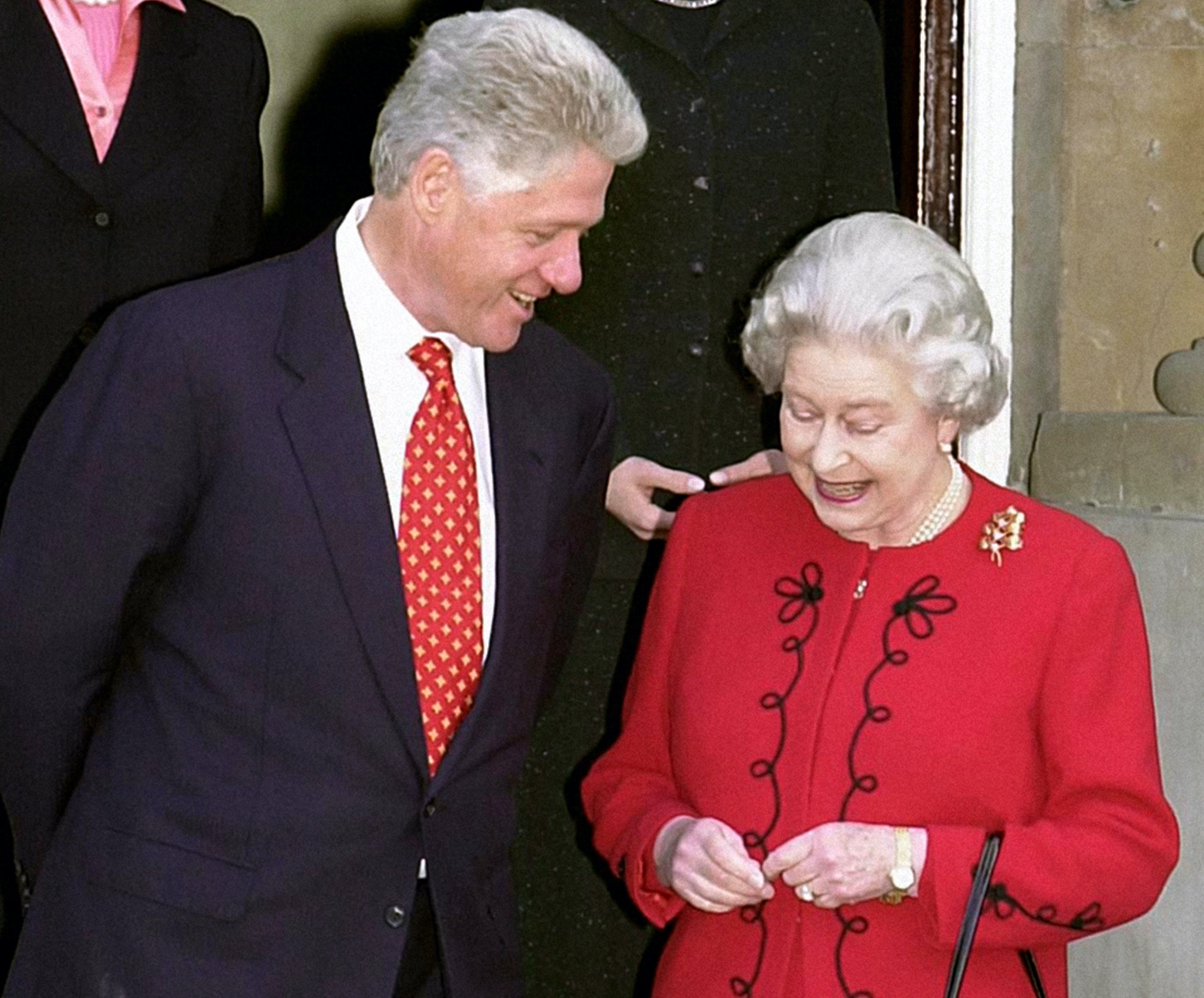 El presidente Bill Clinton se reunió con la reina Isabel II en el palacio de Buckingham