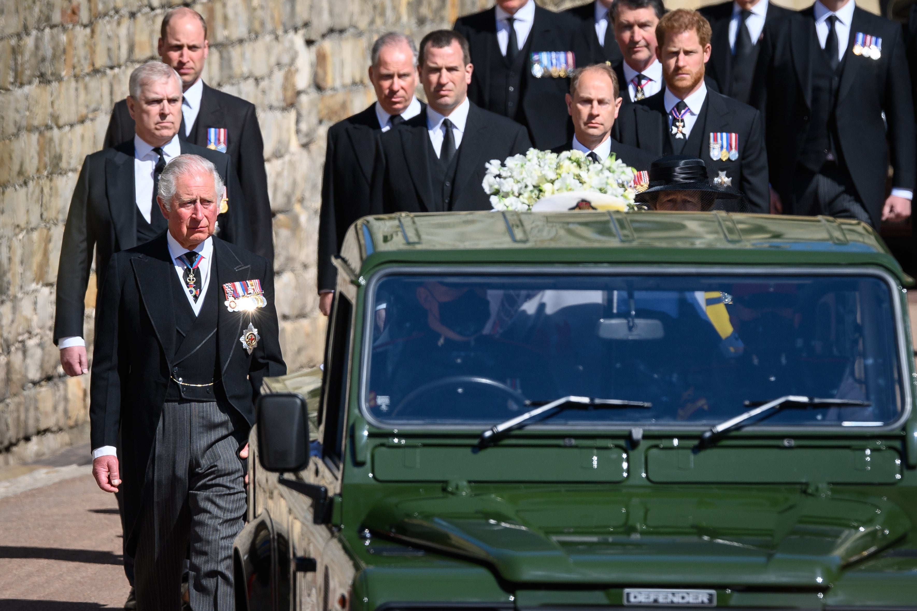El duque de Sussex (derecha) siguiendo al Land Rover Defender que transportó el féretro del duque de Edimburgo en abril de 2021 (Leon Neal/PA)