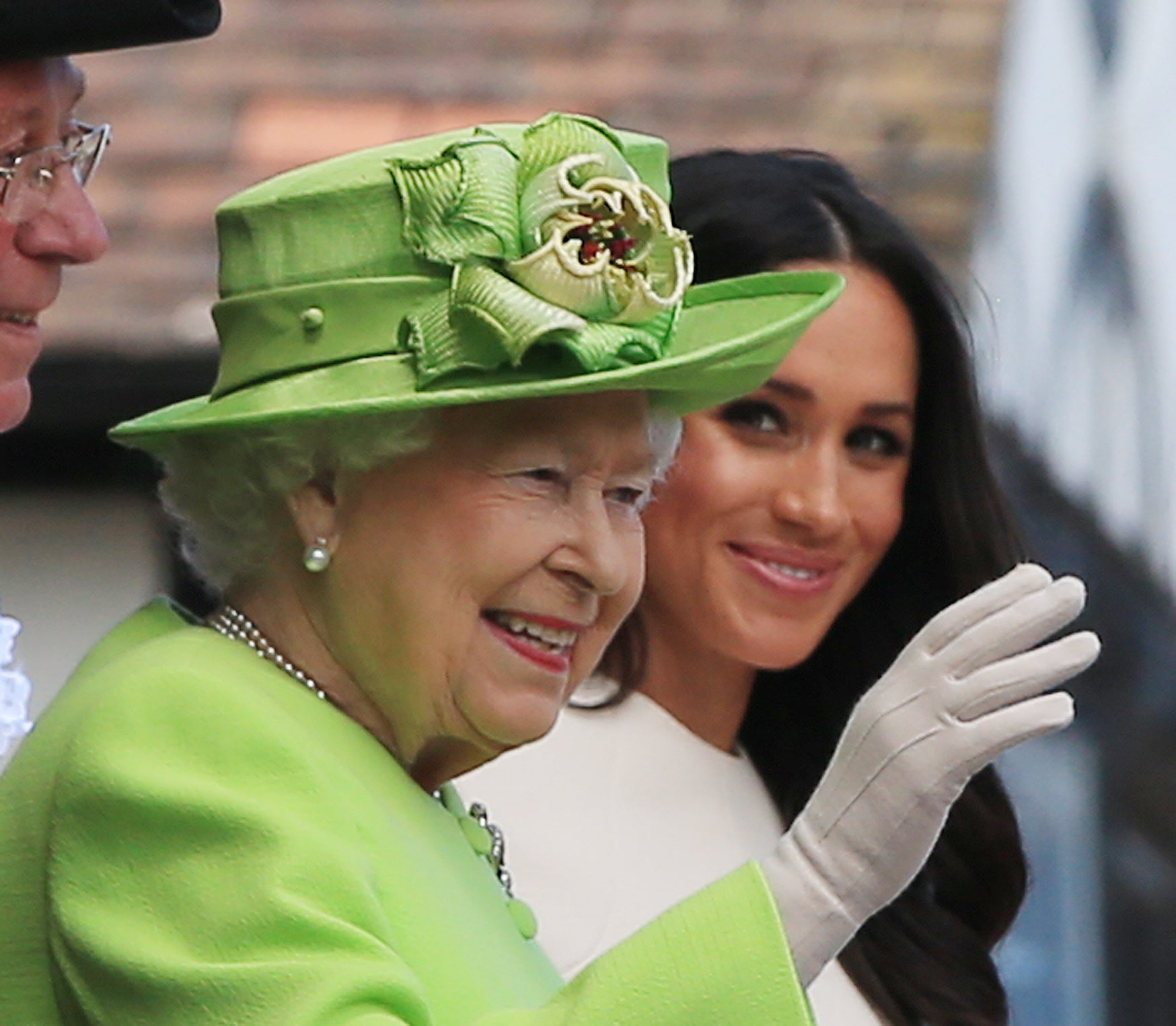 Meghan con la reina Isabel II en Chester en su primer compromiso oficial conjunto en 2018