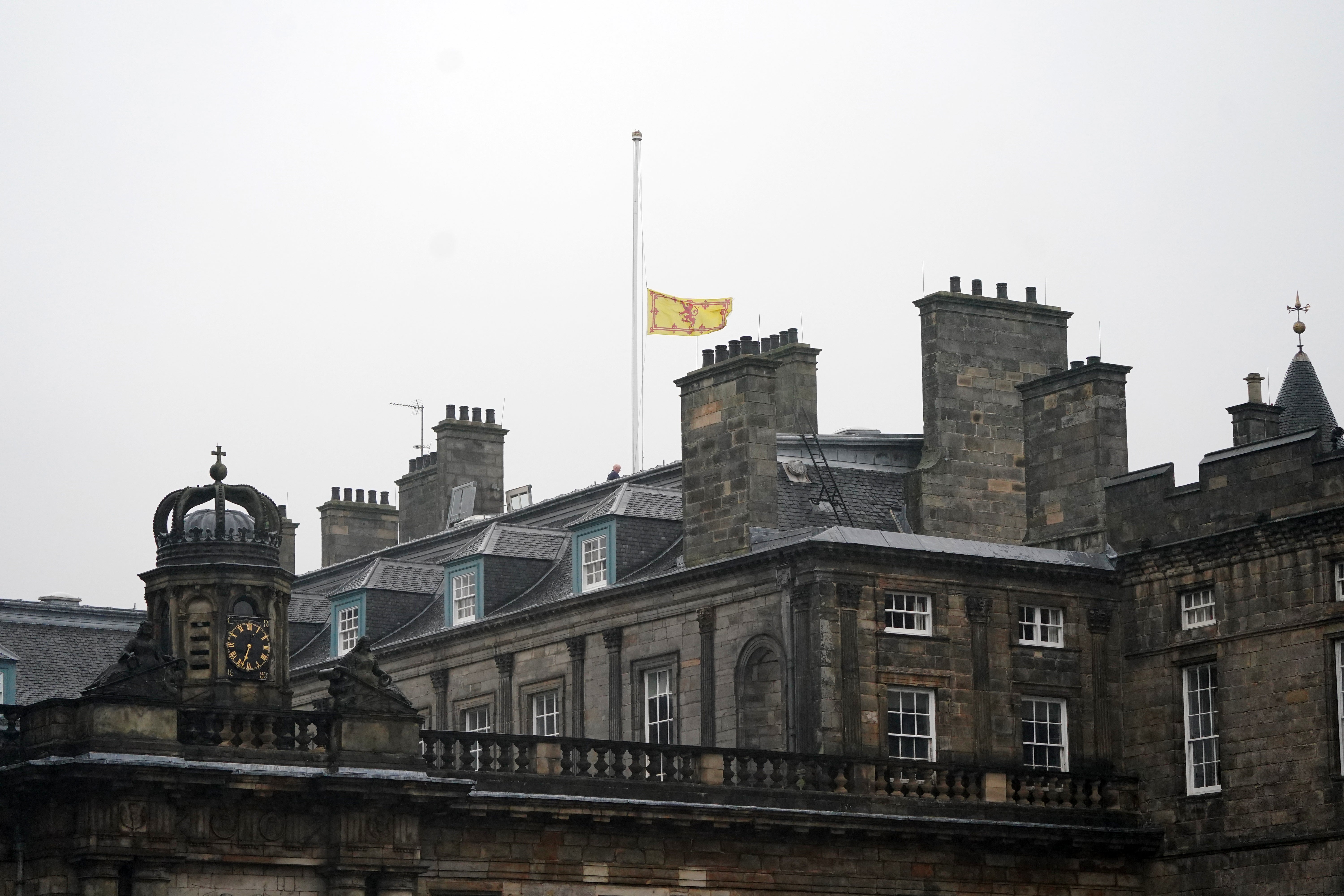 La Bandera Real de Escocia sobre el Palacio de Holyroodhouse en Edimburgo ondea a media asta