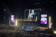 Elton John homenajea a Isabel II en un concierto en Toronto