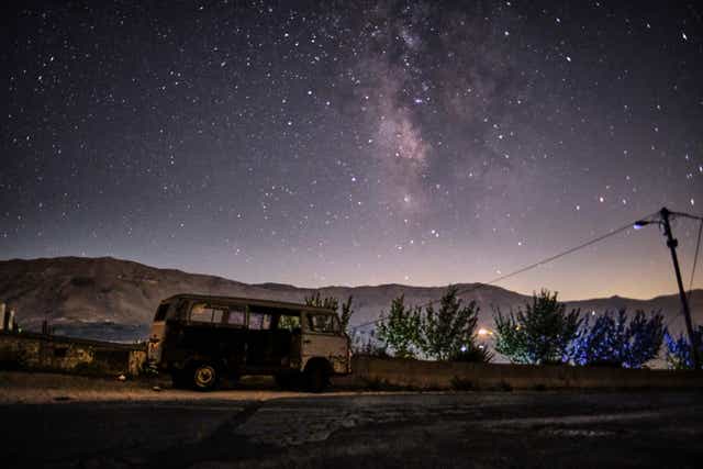 La Vía Láctea vista en una larga exposición fotográfica en las montañas del Líbano, al norte de Beirut.