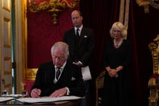 Carlos III, proclamado oficialmente rey en ceremonia real