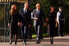 Harry y Meghan se unen a los príncipes de Gales para ver las ofrendas florales de Windsor