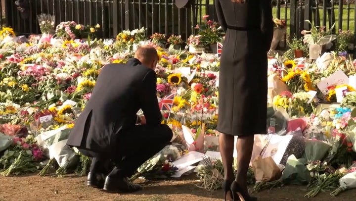 El príncipe y la princesa de Gales viendo flores a las puertas del Castillo de Windsor