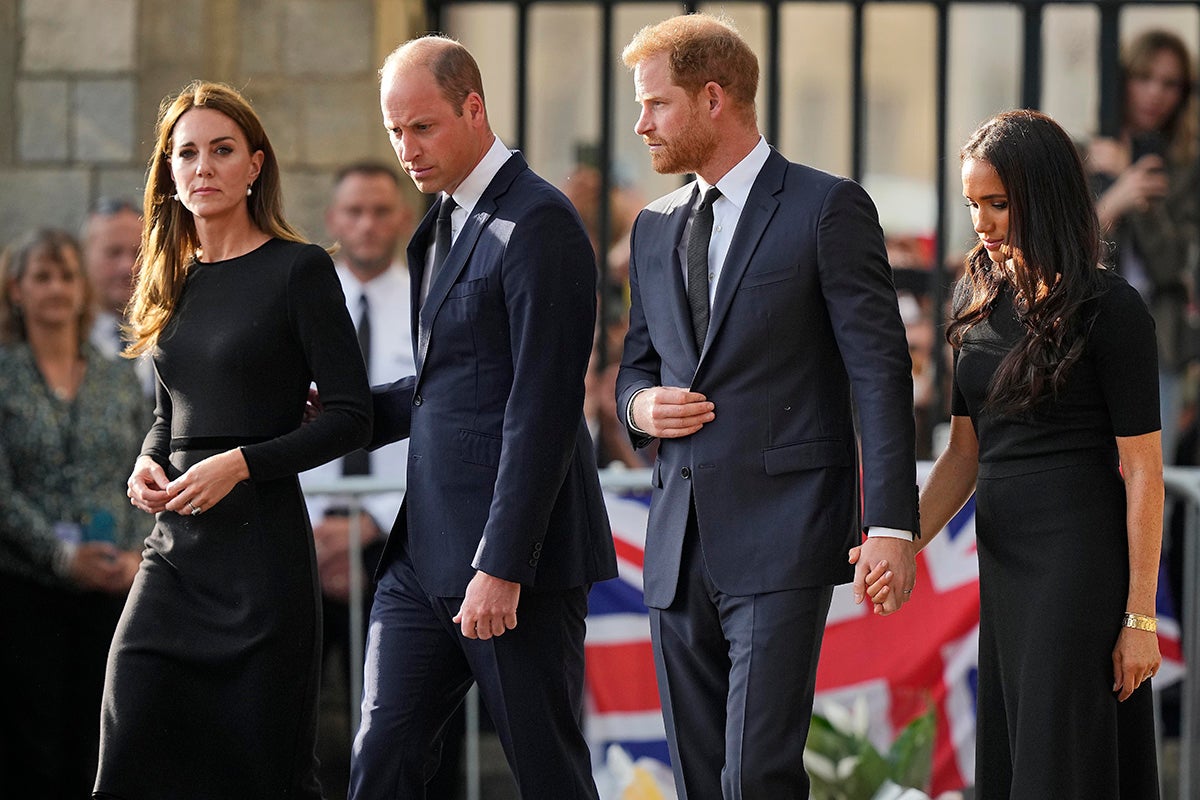 Los nietos de la Reina contemplan los ramos de flores en el Castillo de Windsor