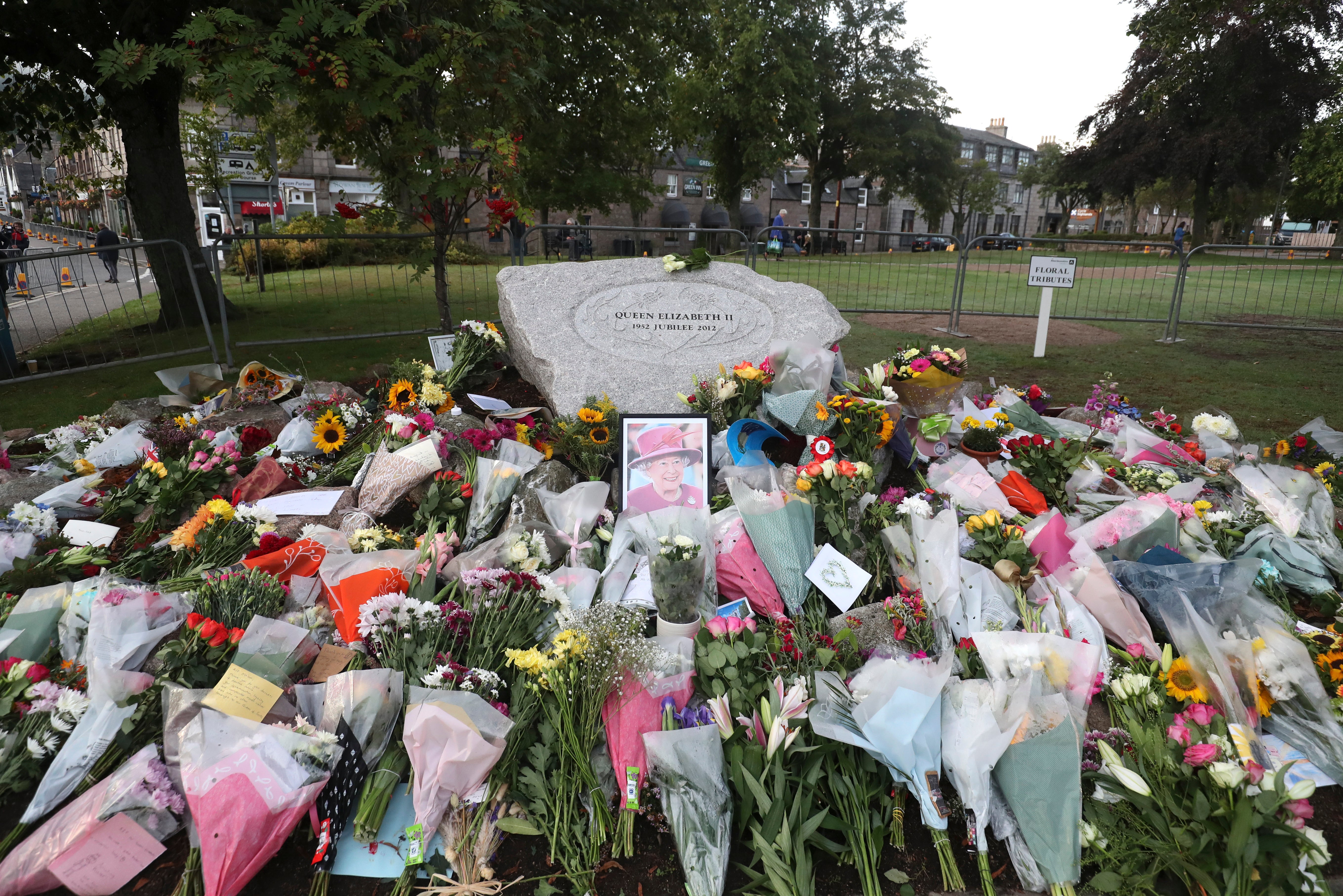 Se colocan homenajes florales en Ballater, Escocia, antes de la llegada del coche fúnebre con el féretro de la reina Isabel