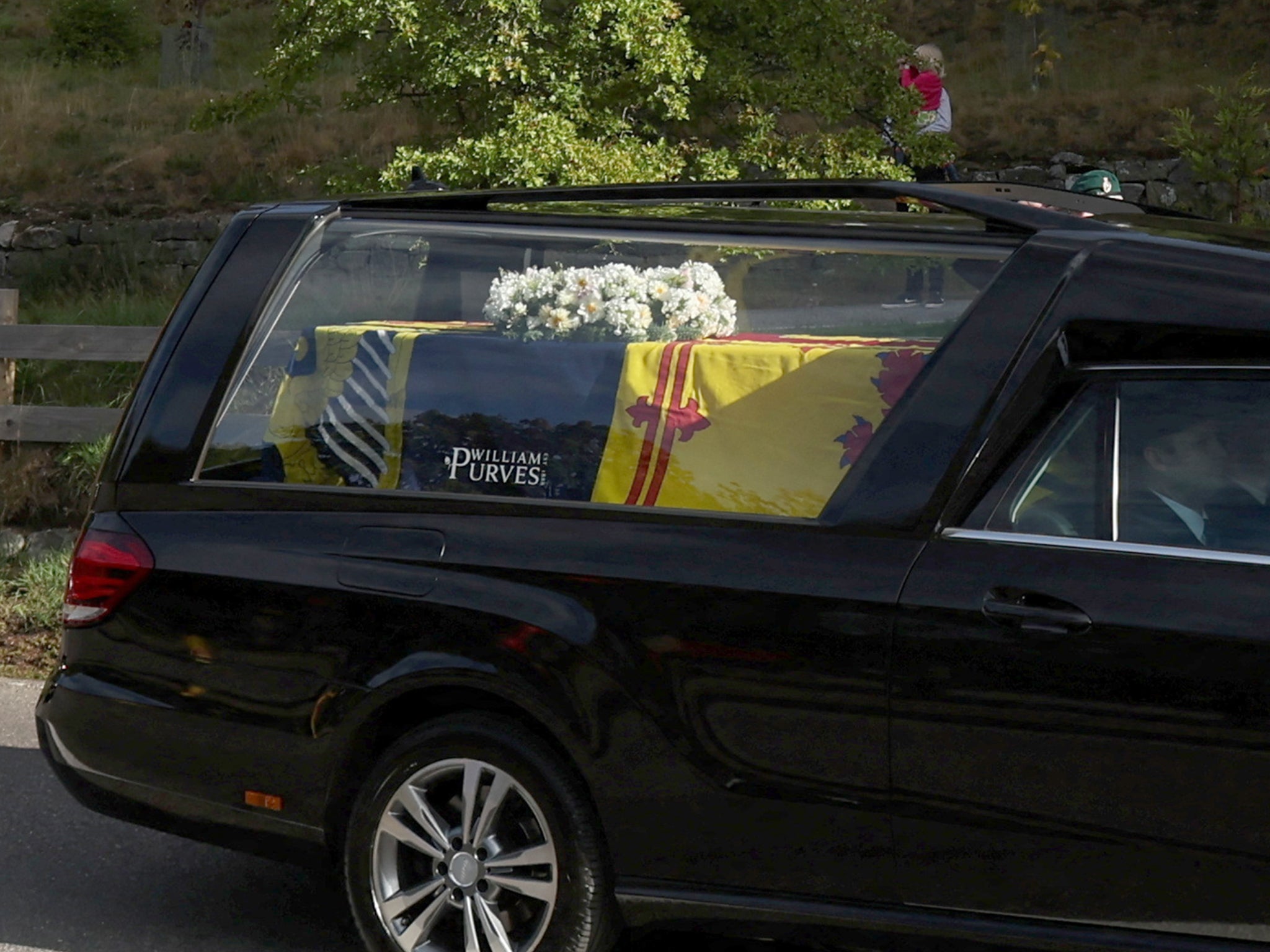 El féretro de roble fue introducido en un coche fúnebre el domingo a las 10 am por seis guardabosques de la finca