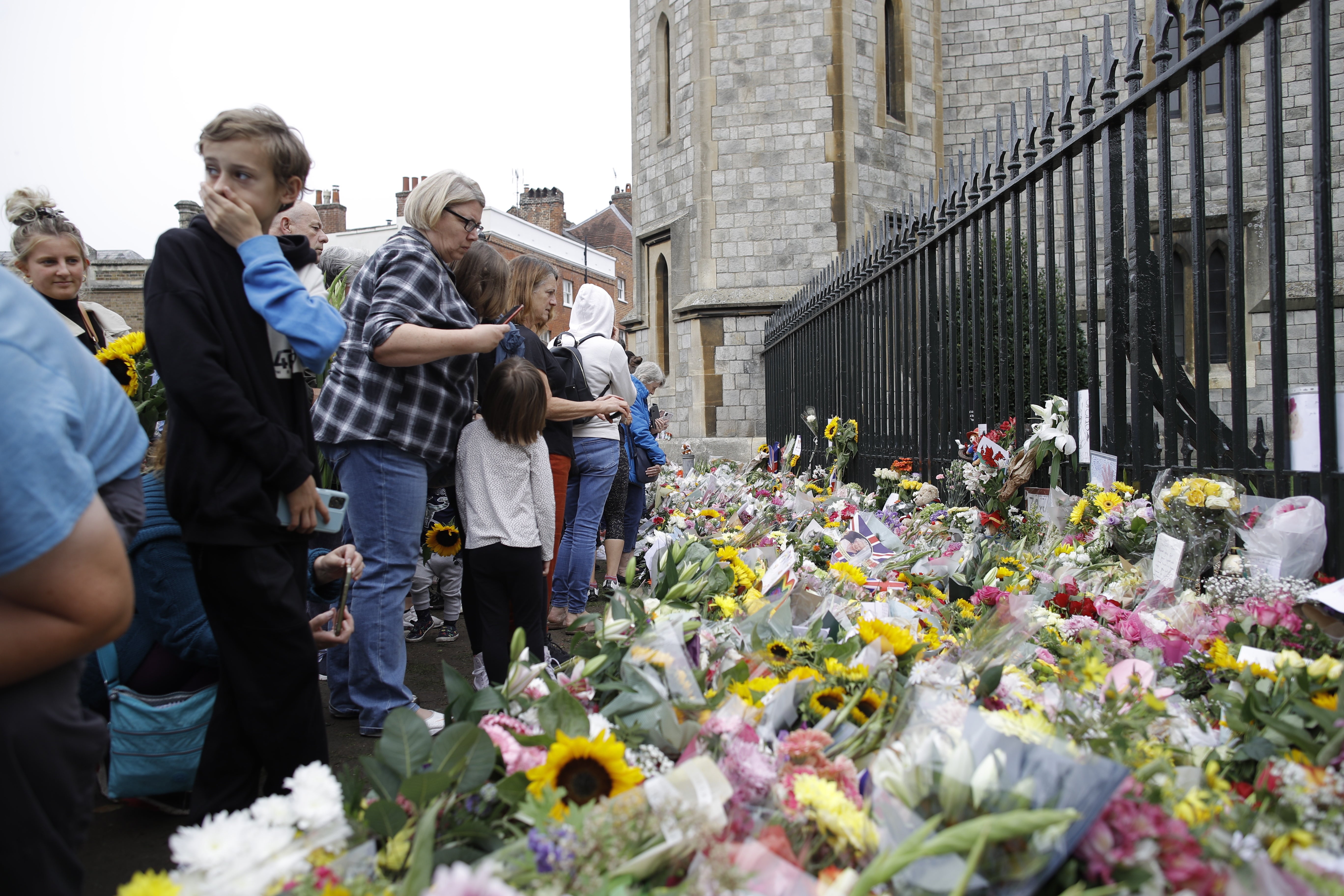 Las personas se reúnen para dejar flores en el Castillo de Windsor