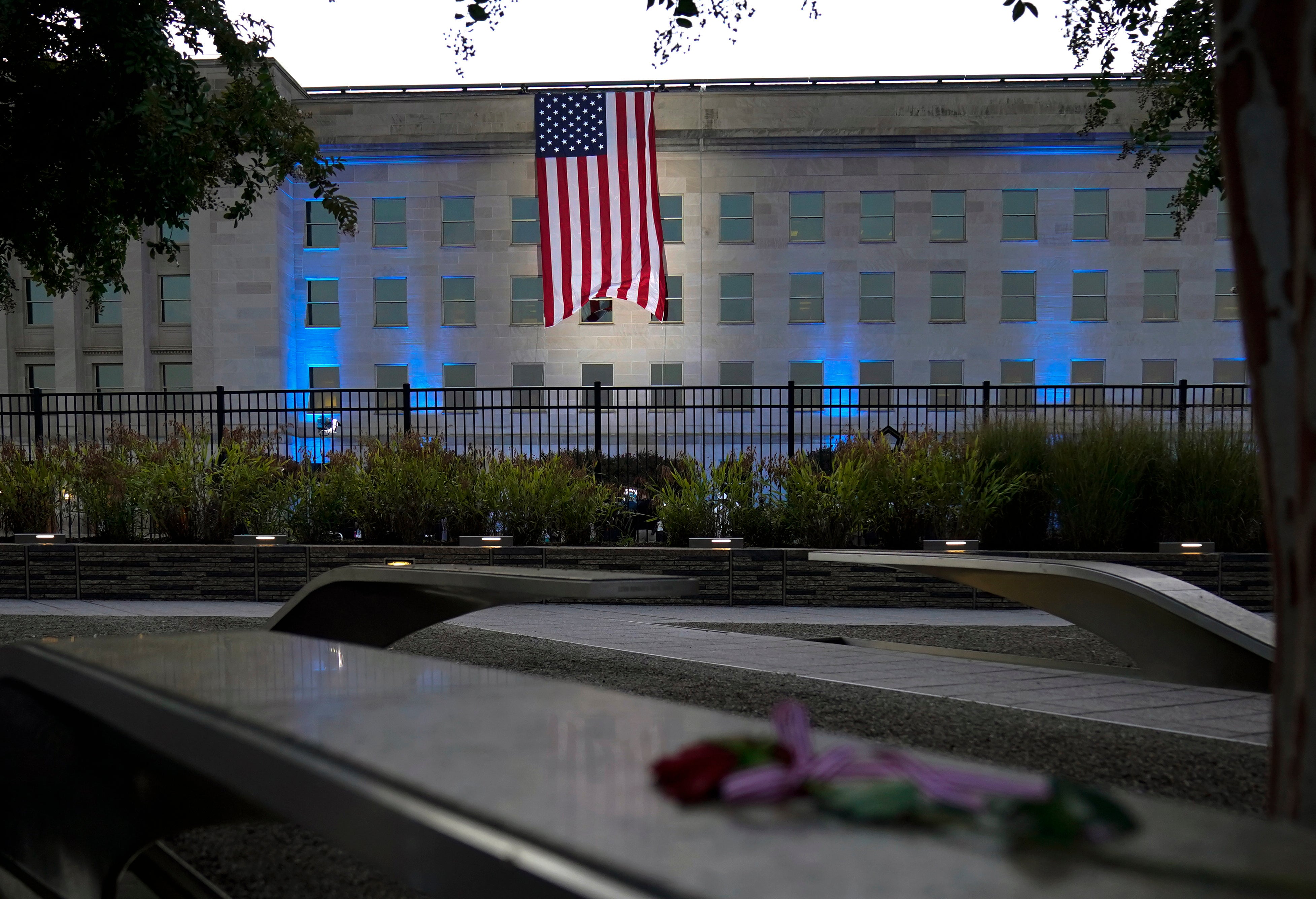 Se despliega una bandera estadounidense en el Pentágono en la mañana del 11 de septiembre