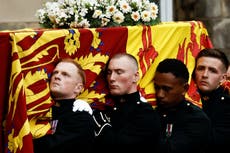 Reina Isabel – en vivo: El féretro de Isabel II llega a Edimburgo mientras miles se alinean en las calles