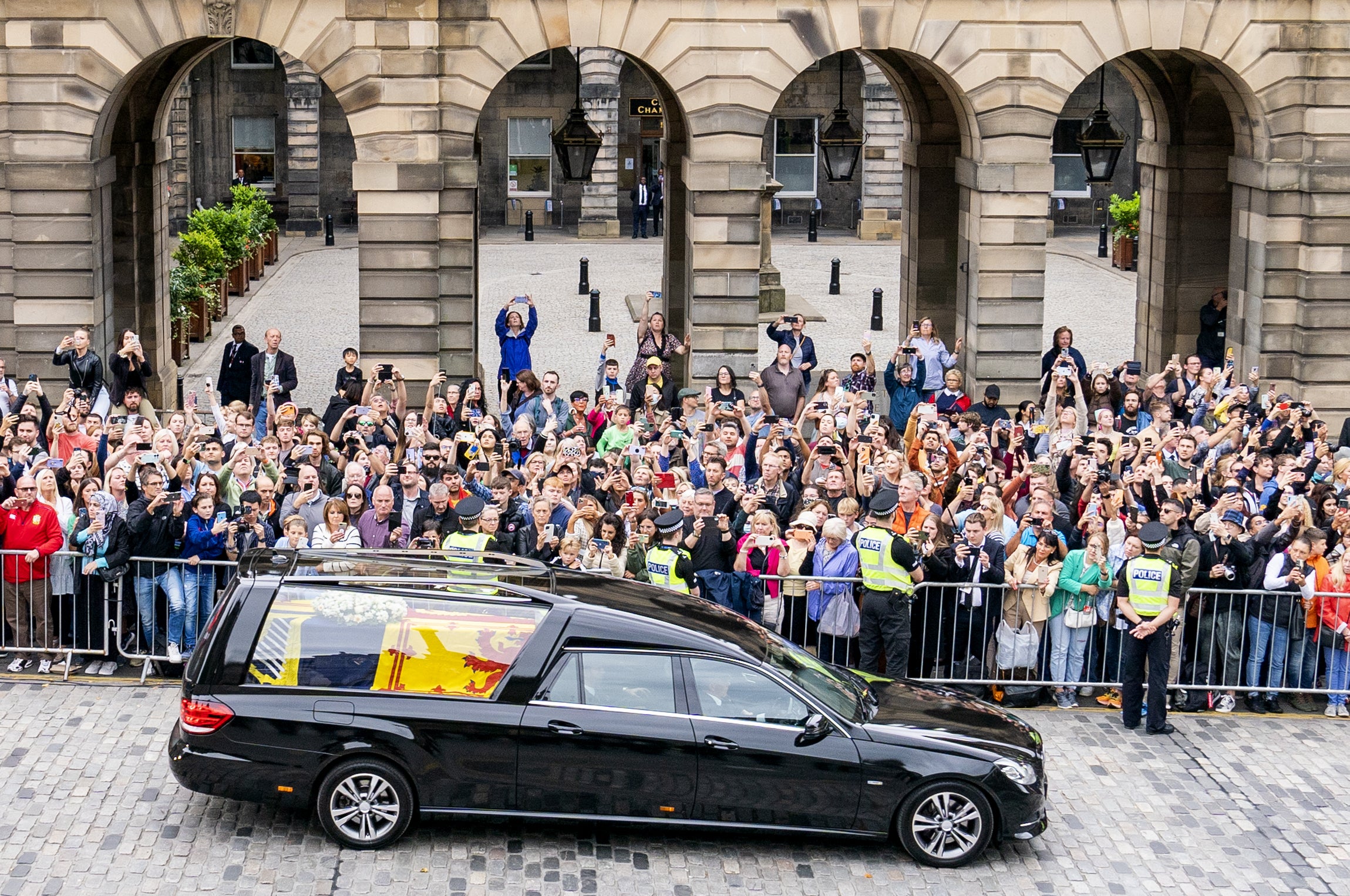 La carroza fúnebre con el ataúd de la Reina y cubierta con el estandarte real de Escocia