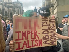 Reino Unido: una mujer que llevaba un cartel de “abolición de la monarquía” es acusada de un delito