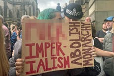 Reino Unido: una mujer que llevaba un cartel de “abolición de la monarquía” es acusada de un delito