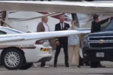 En medio de sus problemas legales, Trump juega al golf mientras insiste en que está de “viaje de trabajo” en DC