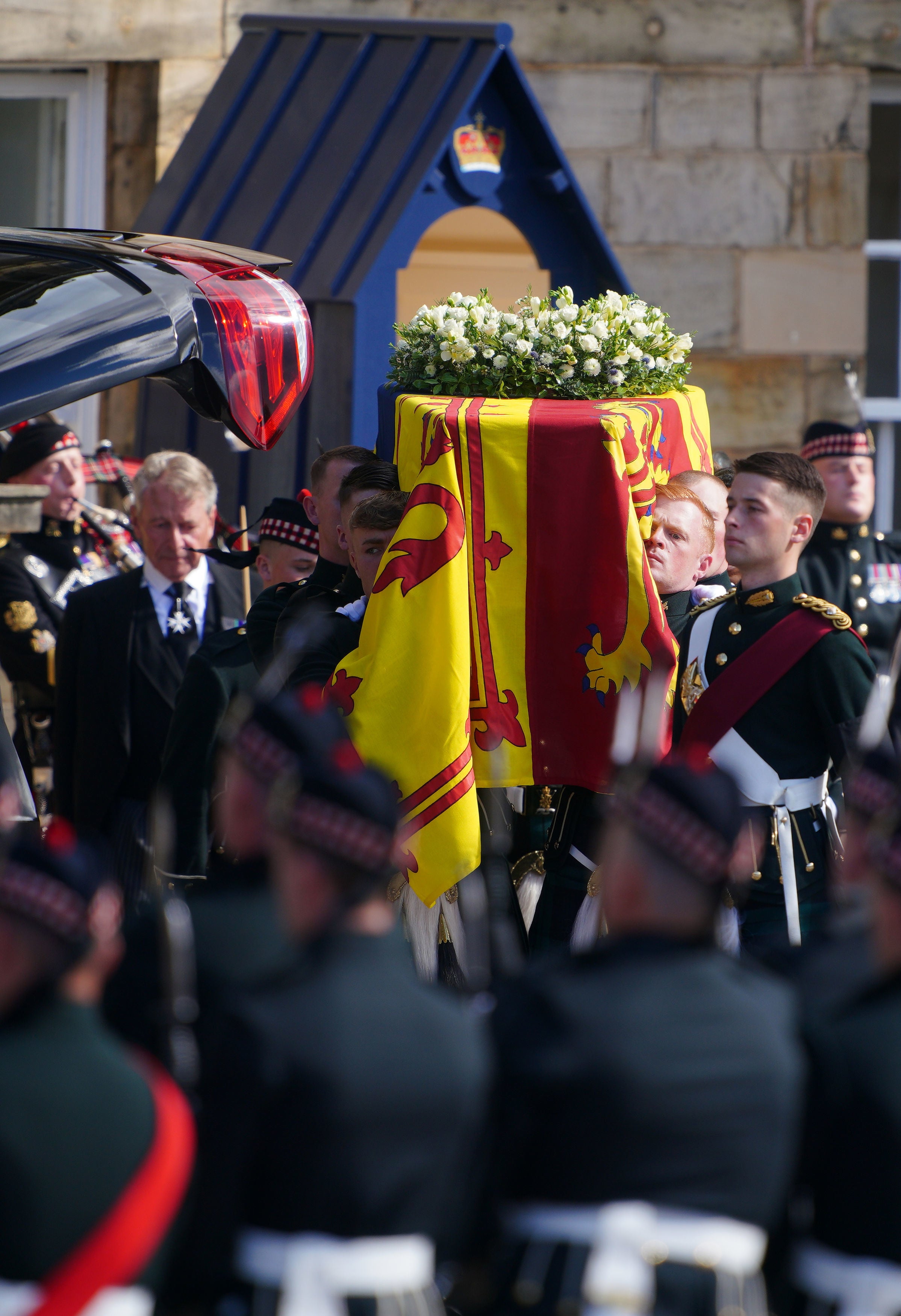 Los guardias reales llevan el féretro de la reina Isabel II al inicio de la procesión desde el Palacio de Holyroodhouse