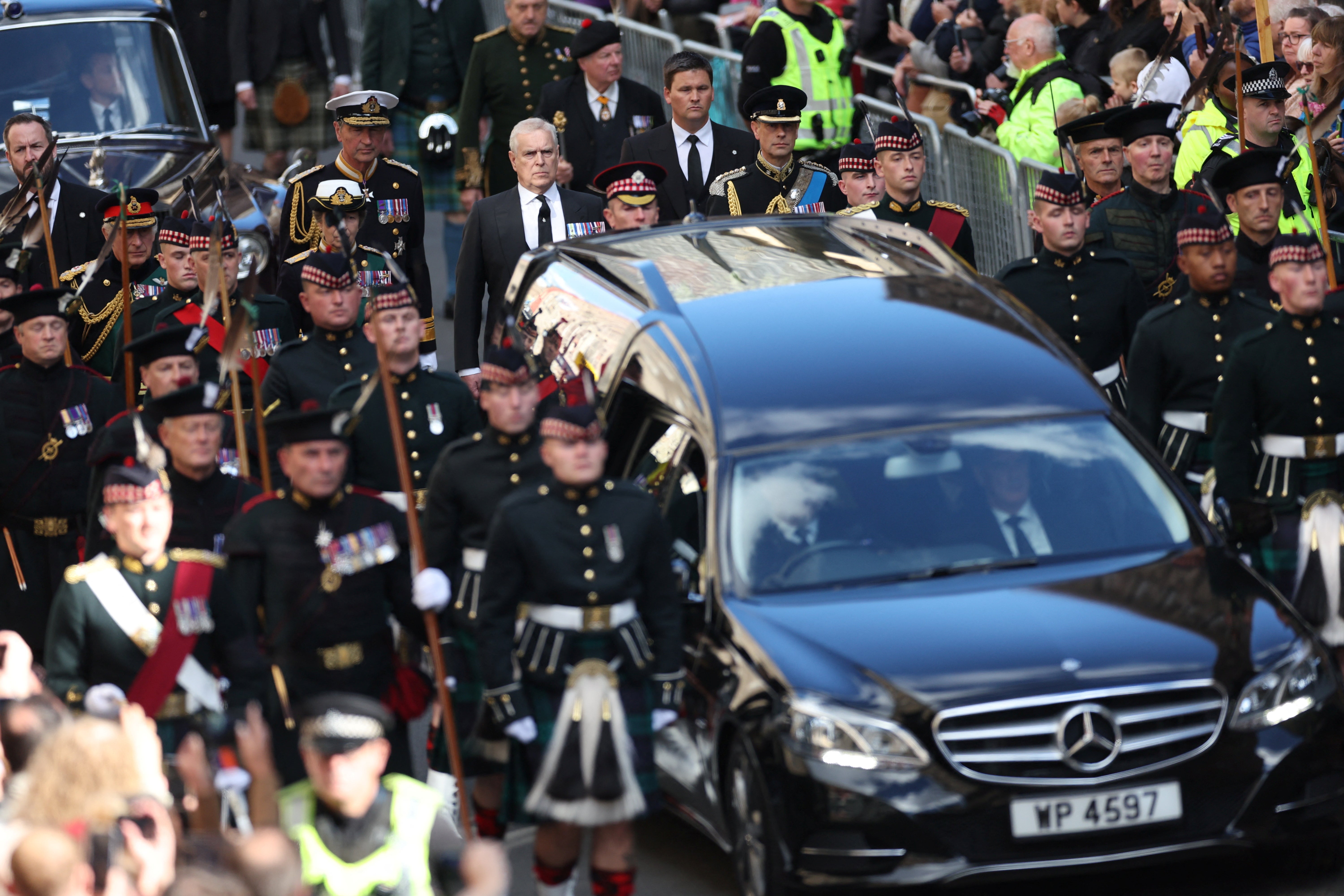 El rey Carlos, la princesa Anne, el príncipe Andrew y el príncipe Edward siguen el coche fúnebre que lleva el féretro de la reina Isabel de Gran Bretaña, en Edimburgo, Escocia