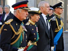 Los cuatro hijos de la reina Isabel II se unen a la marcha solemne tras el féretro de su madre en Edimburgo
