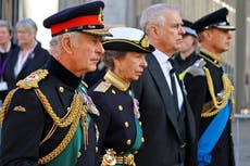 Los cuatro hijos de la reina Isabel II se unen a la marcha solemne tras el féretro de su madre en Edimburgo