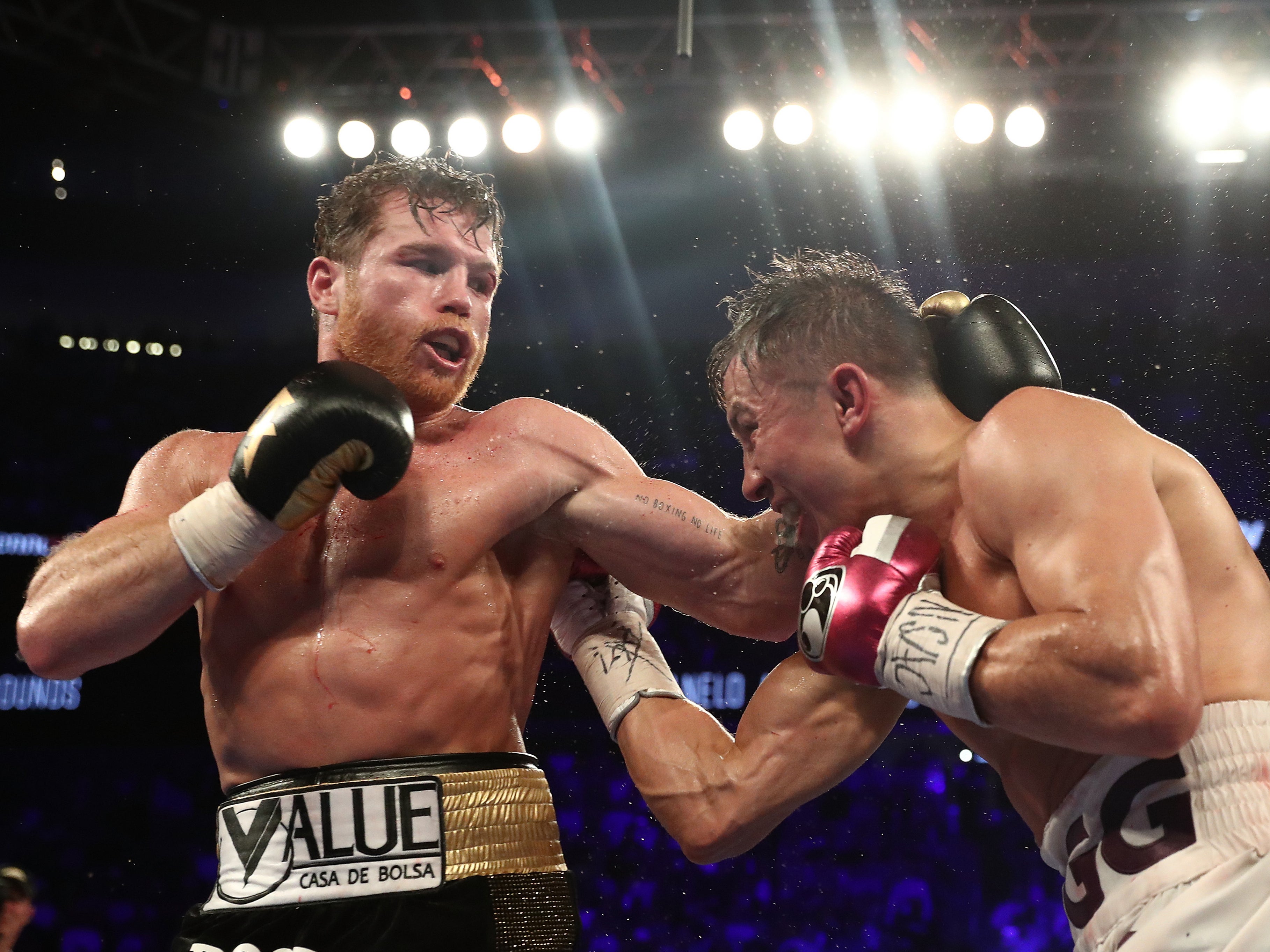 Saúl “Canelo” Álvarez (izquierda) y Gennady Golovkin durante su revancha en 2018