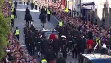 Arrestan a hombre que le gritó al príncipe Andrew mientras caminaba detrás del ataúd de la reina en Edimburgo