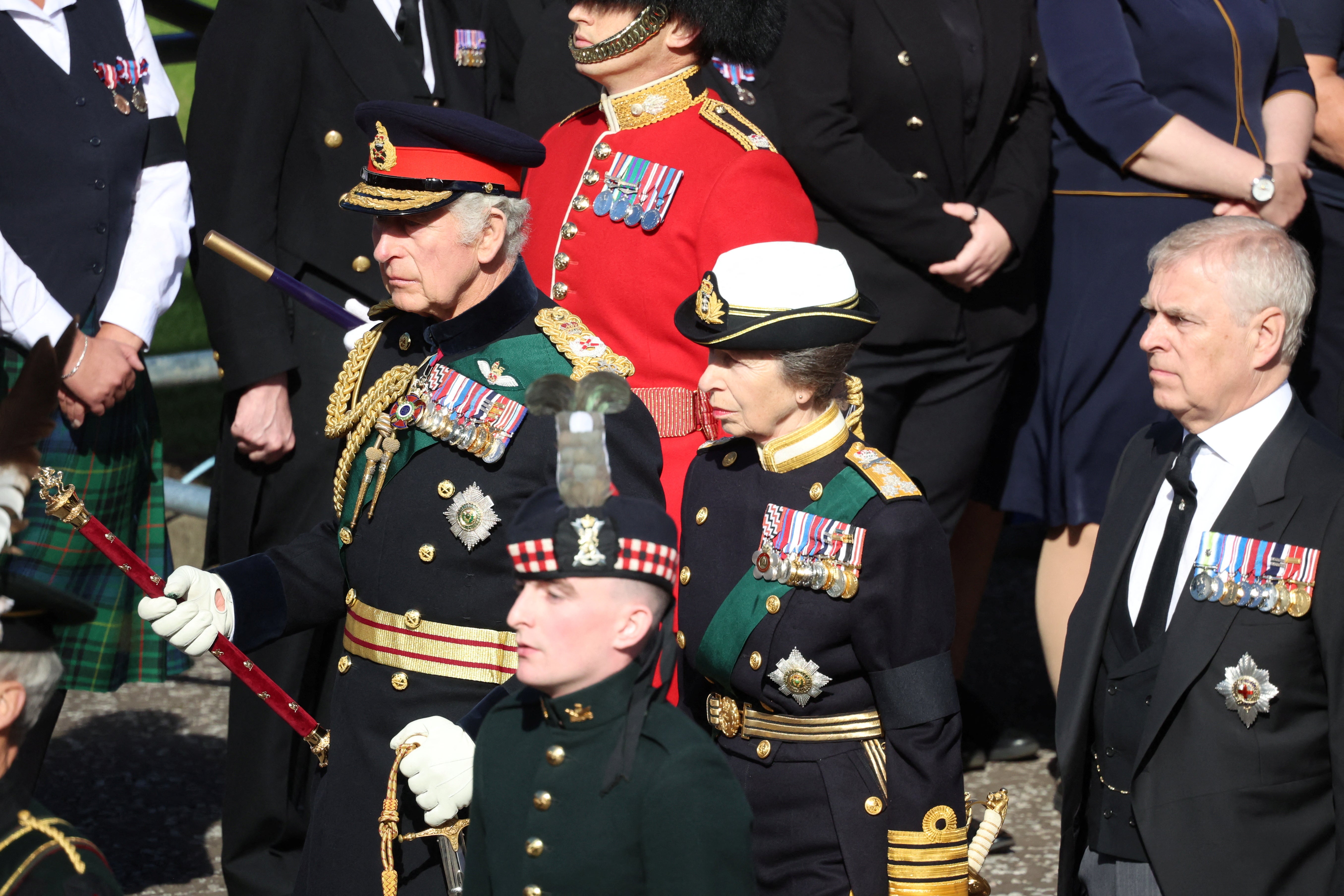 El príncipe Andrew no llevaba uniforme militar durante la procesión