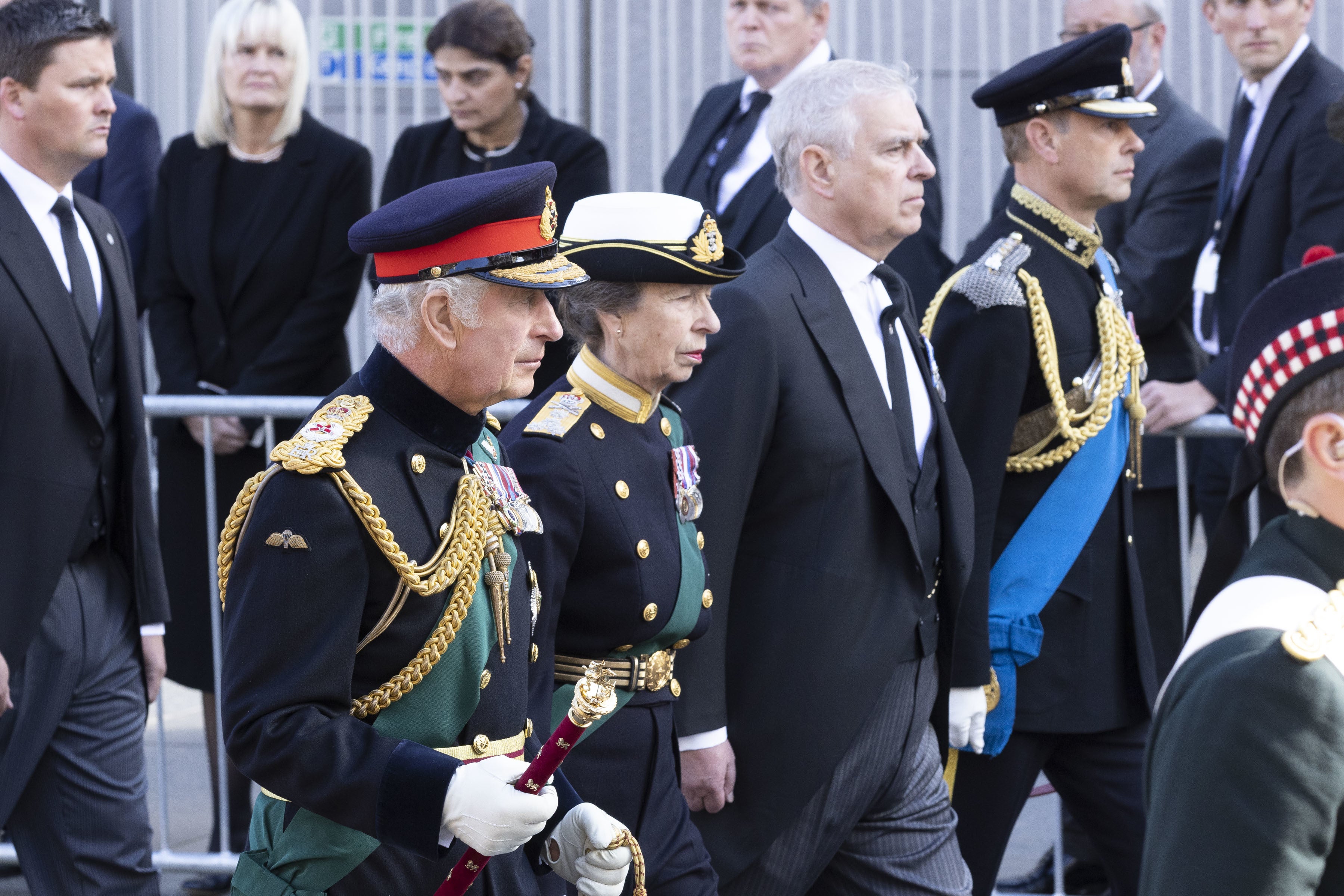 El rey Carlos III, la princesa real, el duque de York y el conde de Wessex se unen a la procesión del féretro de la reina en Edimburgo (Jamie Williamson/Daily Mail/PA)