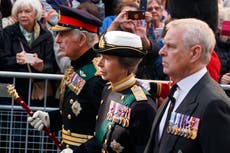 Acusan de “alteración de la paz” a joven que le gritó al príncipe Andrew en procesión de la reina en Edimburgo