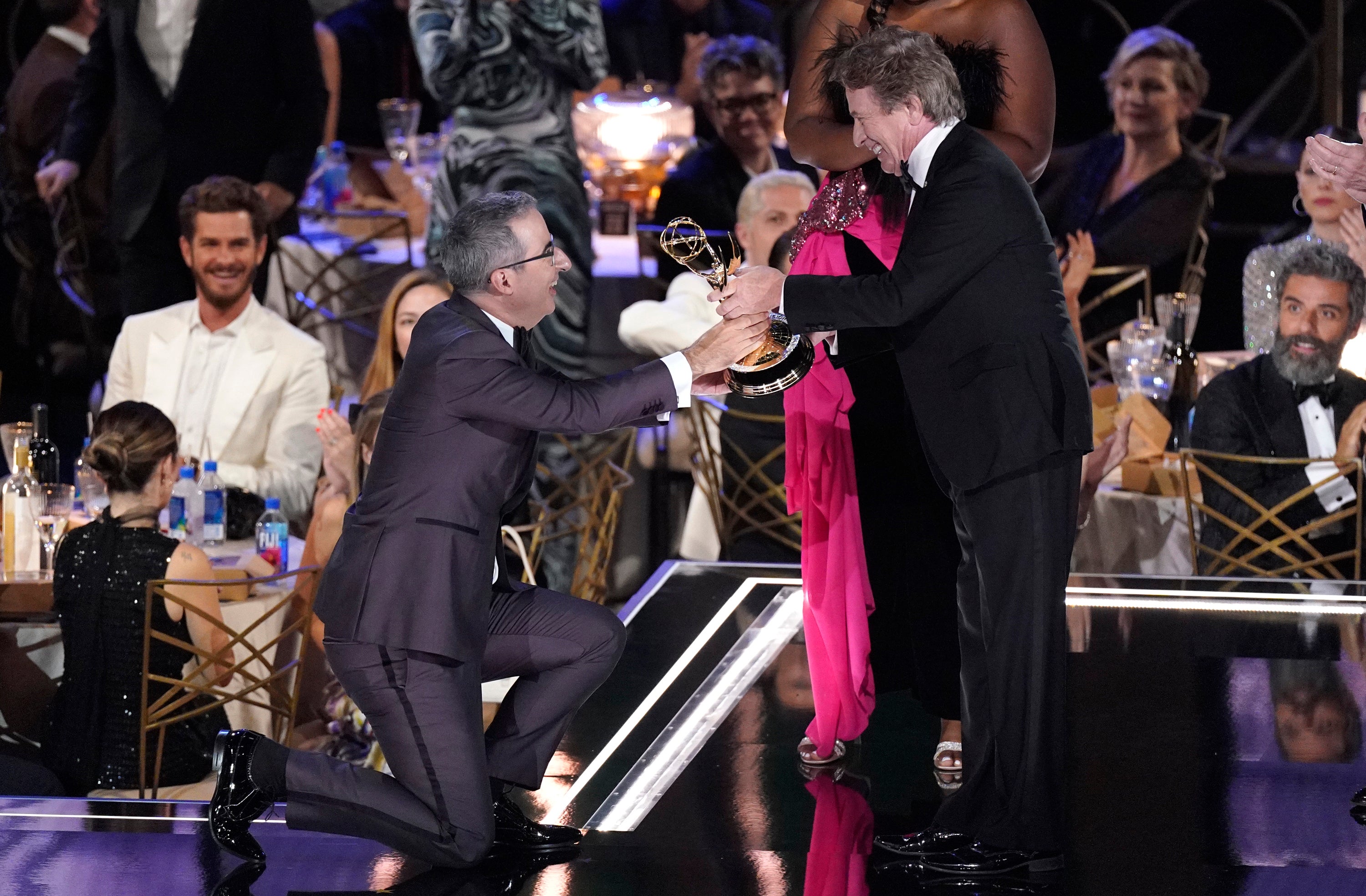 Martin Short le entrega su Emmy de 2022 a John Oliver