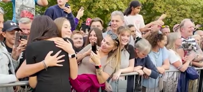 La duquesa abraza a una adolescente entre el público