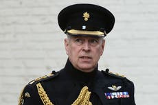 Exigen que el príncipe Andrés revele la verdad sobre Epstein tras perder sus títulos