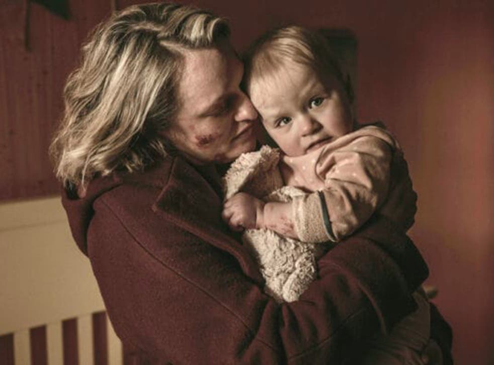 <p>June Osborne (Elisabeth Moss) vuelve a casa para ver a su hija</p>