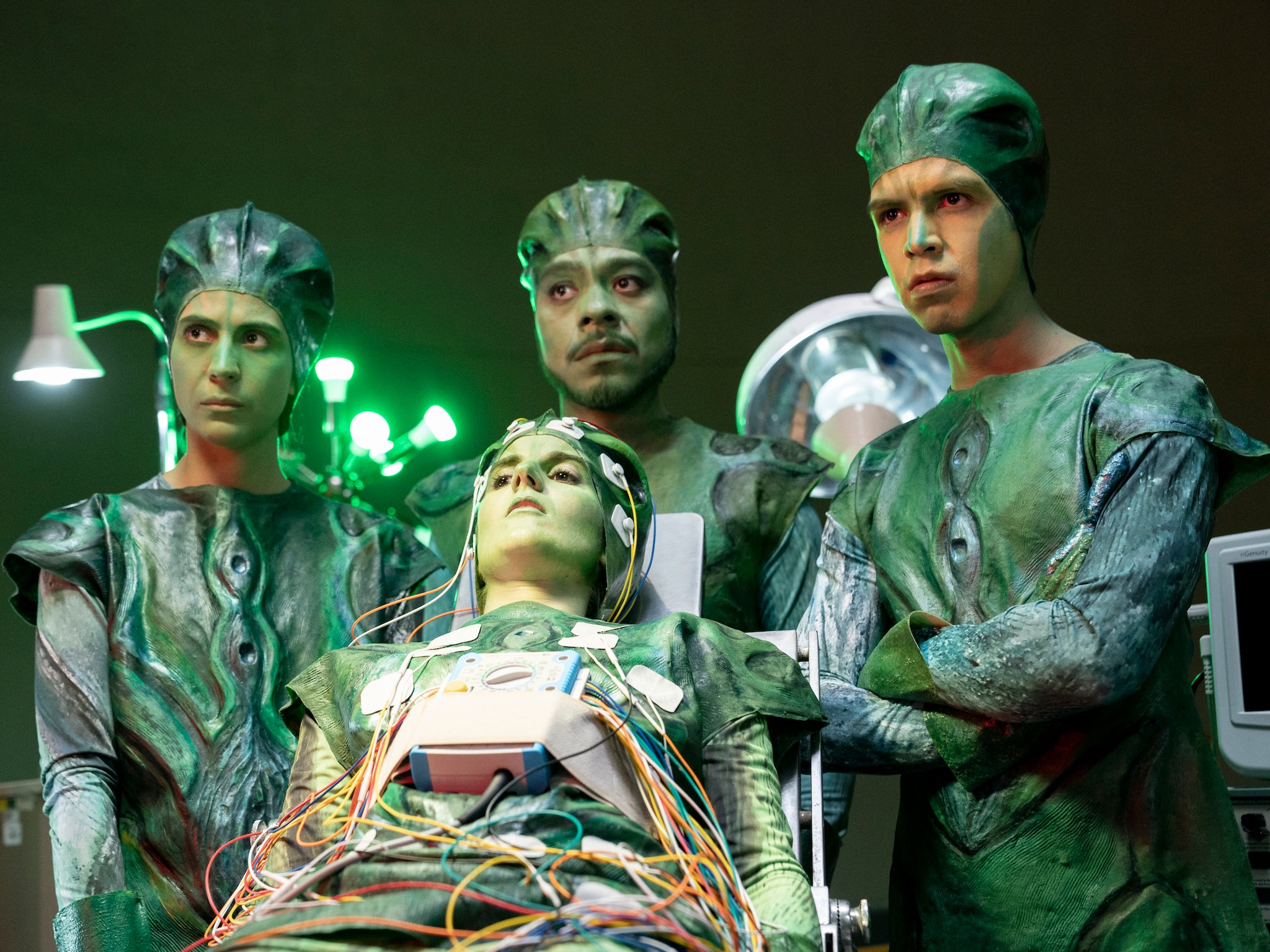 El equipo de ‘Los Espookys’ recibe el encargo de crear sujetos de laboratorio alienígenas para una presentación del gobierno