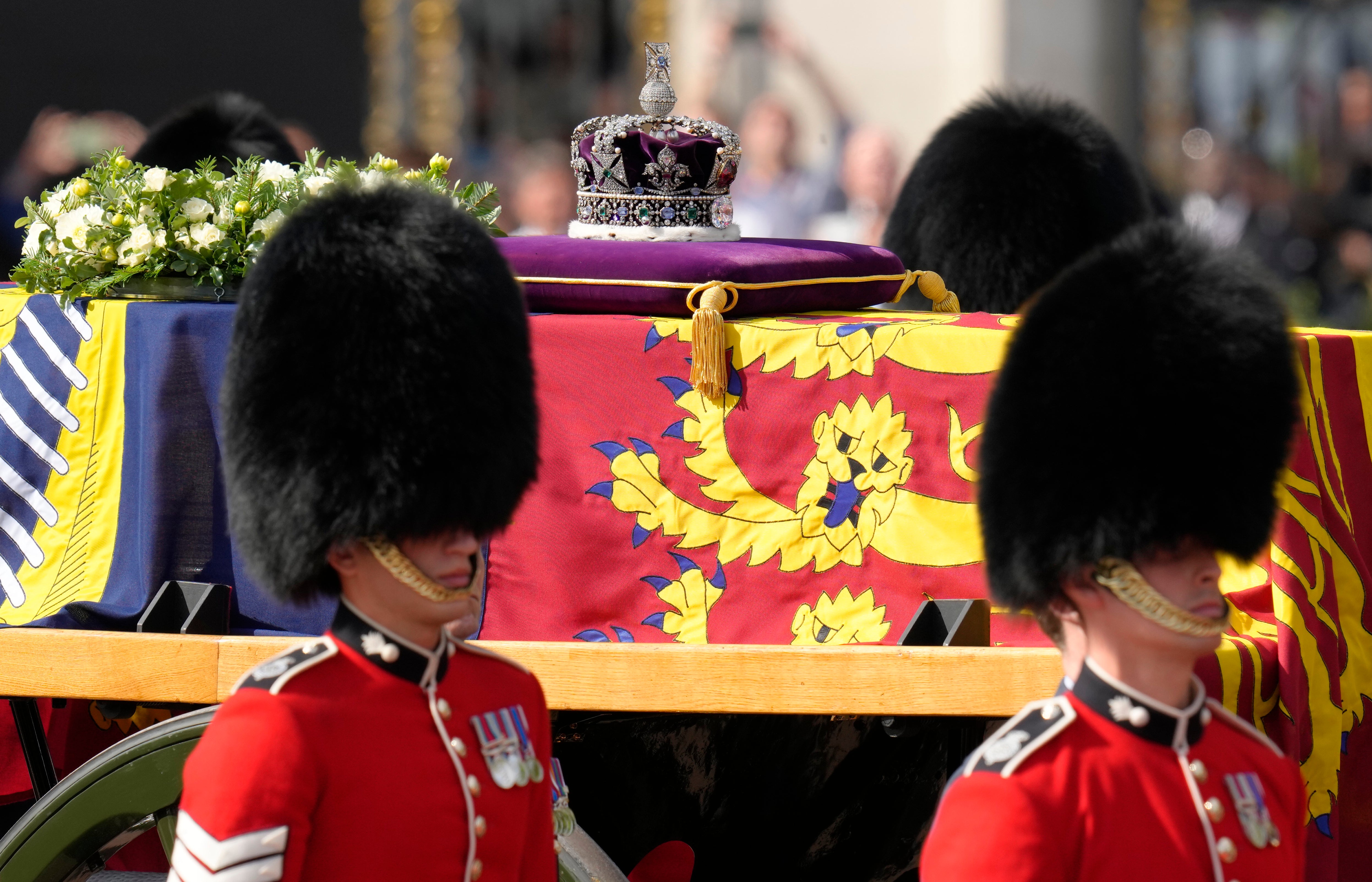 Cortejo fúnebre de Isabel II llega al Parlamento británico