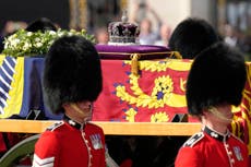 Cortejo fúnebre de Isabel II llega al Parlamento británico